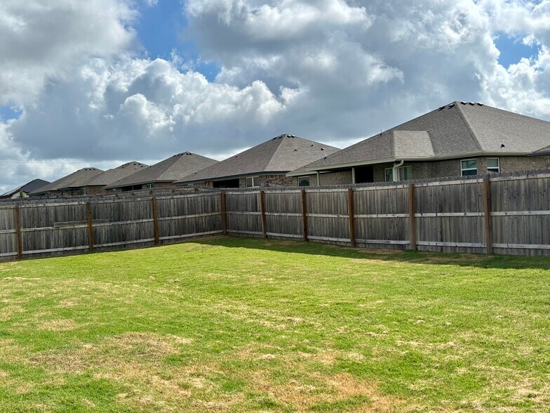 Building Photo - 6100 Aquilla Dr