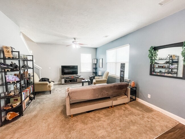 Building Photo - 3 bedroom/2.5 bathroom townhome close to Ft. Gordon!