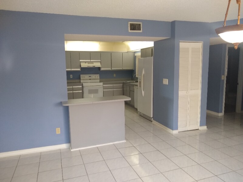 Building Photo - 9665 Riverside Dr