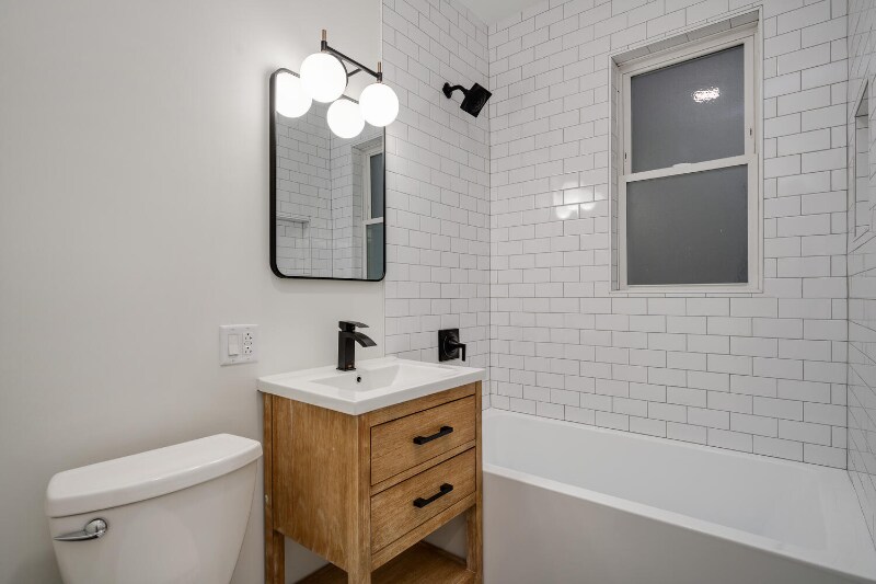 Building Photo - 2137 N Maplewood Ave