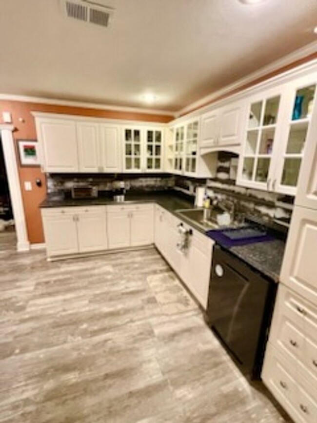 Building Photo - Welcome to this fully furnished 3 bedroom,...