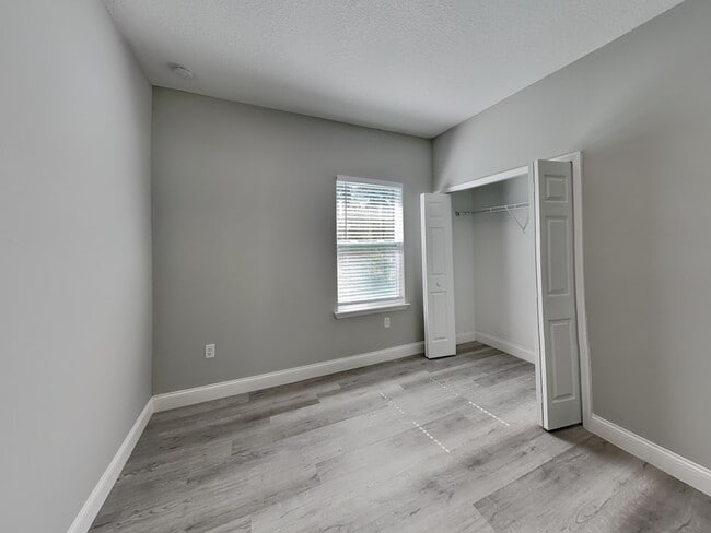 Building Photo - 7669 N Paris Dr