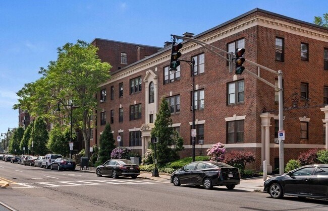 Building Photo - 1981n C ommmonwealth Ave