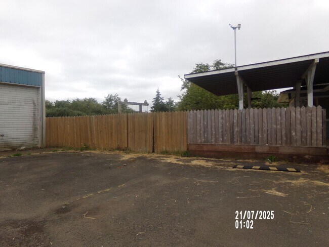 Building Photo - 3bd 2ba with 4 garages