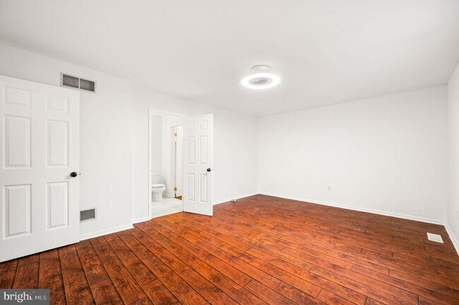 Building Photo - 302 Pinebrooke Cir