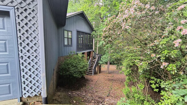 Building Photo - 423 Brightwood Dr