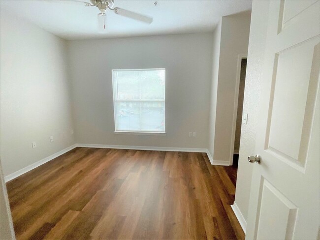 Building Photo - Spacious 1/1 condo!!