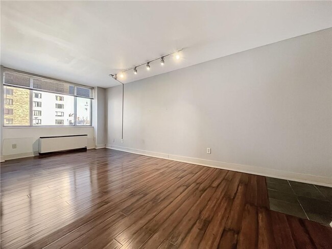 Building Photo - 2 Bedroom / 1.5 Bath Unit in Metropolitan ...