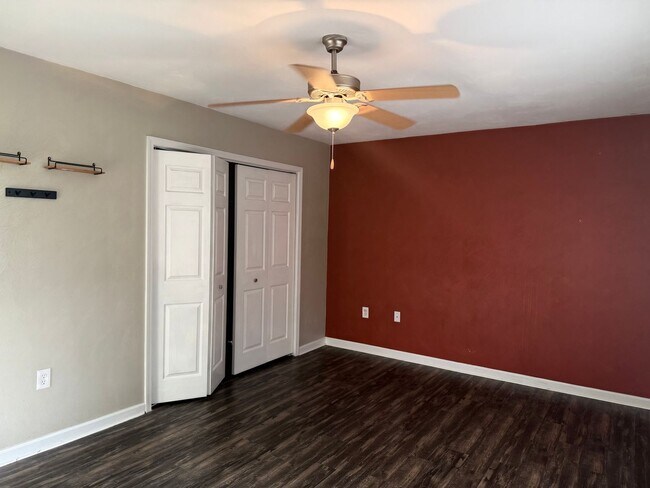 Building Photo - 160 Gretchen Ct