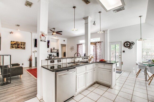 Building Photo - Charming Single Story Home In Gated Oakridge Pointe!