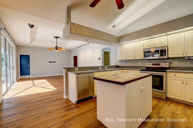 Building Photo - 143 Mill Run E