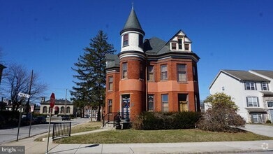 Building Photo - 200 E Walnut St
