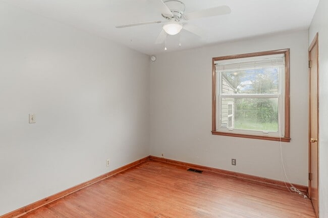 Building Photo - Charming 3 Bedroom 1 Bath Home in West Park!