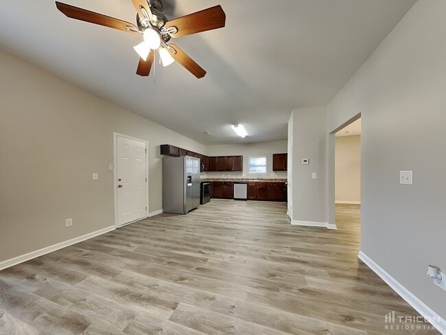 Building Photo - 528 Tulip Ln