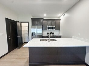 Building Photo - New! Beautiful 1 Bed, 1 Bath Apartment in ...