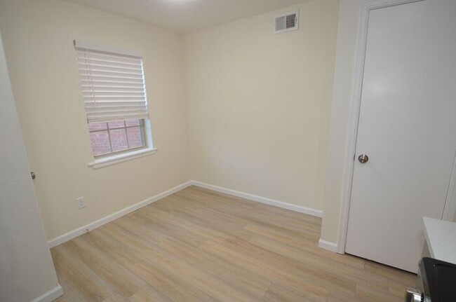 Building Photo - Tara Condos 2 Bed 1 Bath Apt NW 63rd & May...