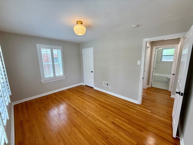 Building Photo - Charming 2BR/1BA Home in Kirkwood – Renova...