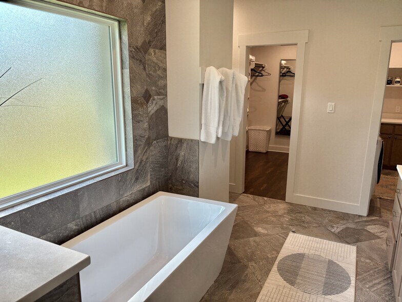 Building Photo - 401 W Brookside Dr