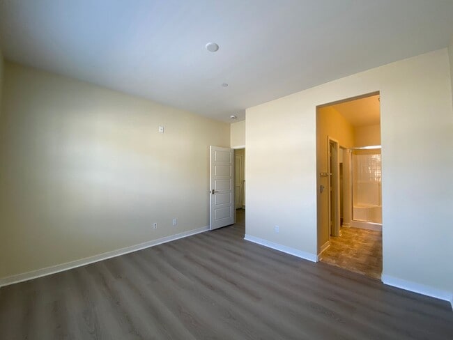 Building Photo - 3bedroom 3 bath home in the Solaire Commun...