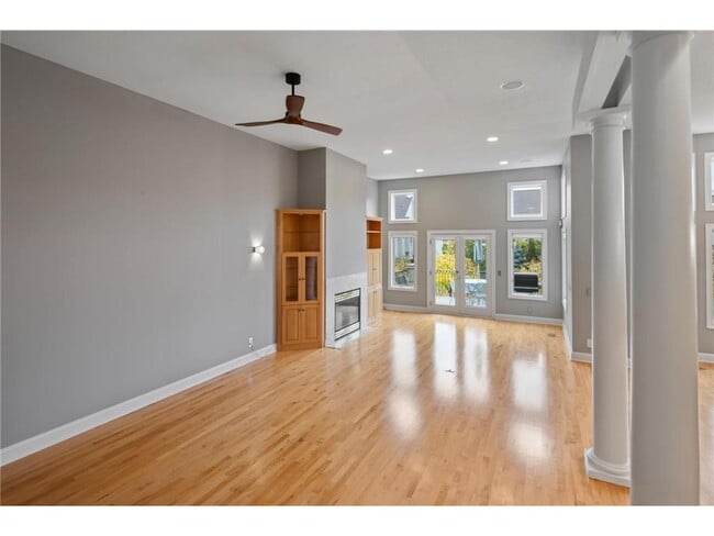 Building Photo - 517 River St