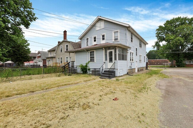 Building Photo - 2229-2231 E 5th Ave