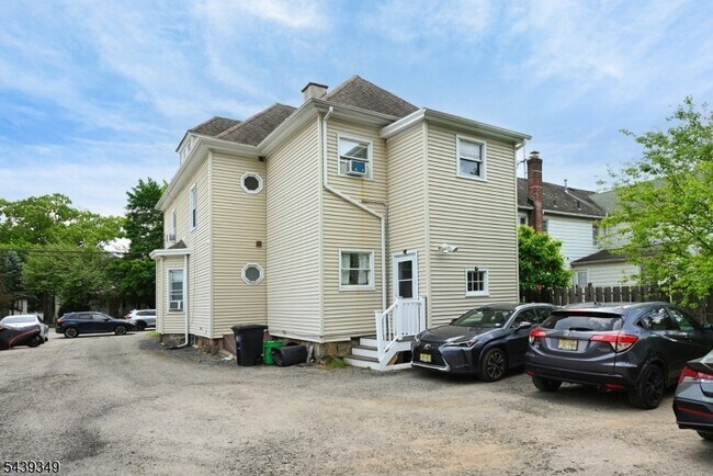 Building Photo - 87 W Hanover Ave
