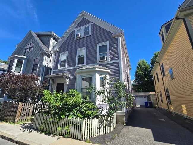 Building Photo - 28 Bardwell St
