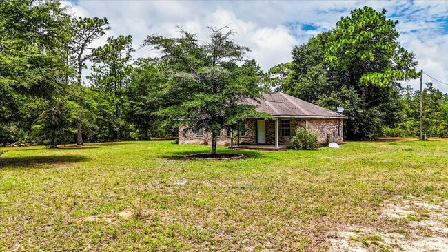 Building Photo - Charming 3 Bed / 2 Bath - Avail. 8/10/26