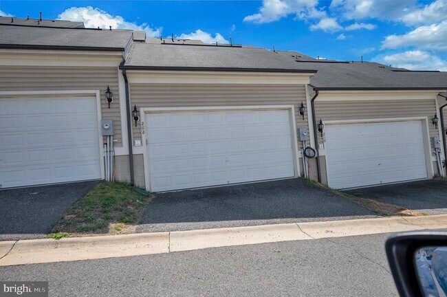 Building Photo - 208 Freesia Ln