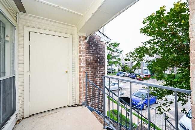 Building Photo - 3900 Woodchase Dr