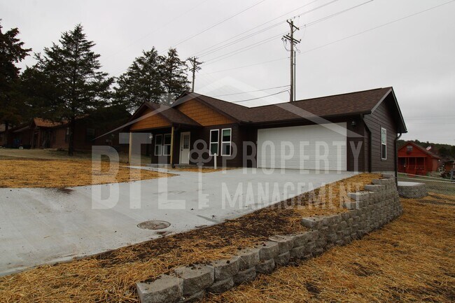 Primary Photo - Beautiful 3 Bedroom Home with Fenced Yard in Hollister
