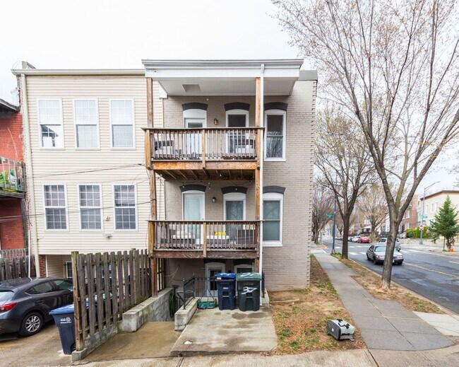 Building Photo - Stunning premium corner Townhome condo in the desirable Eckington neighborhood!