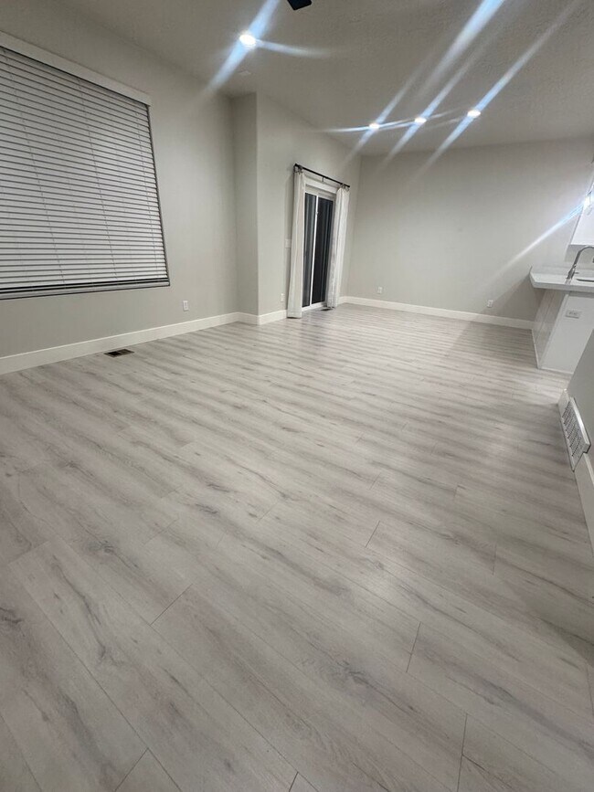 Building Photo - Beautiful Traverse Mtn. Townhome for rent!