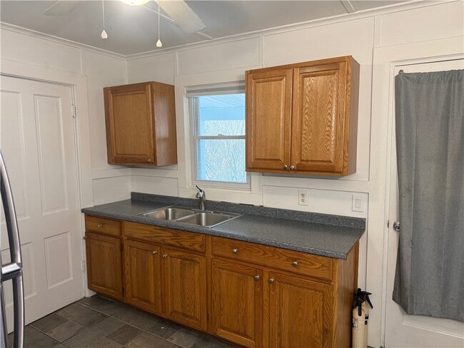 Building Photo - 355 Caroline St