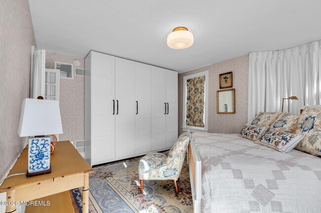 Building Photo - 62 Webb Ave