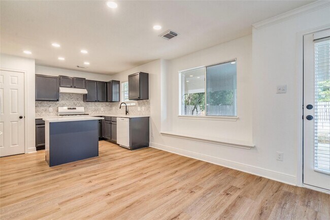 Building Photo - 1106 Hughmont Dr