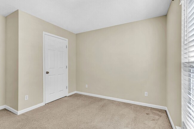 Building Photo - 3 Bedroom 2 Bathroom Home in Hampton Place...