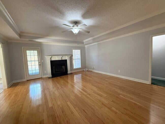 Building Photo - 4/2 Home Available Now!