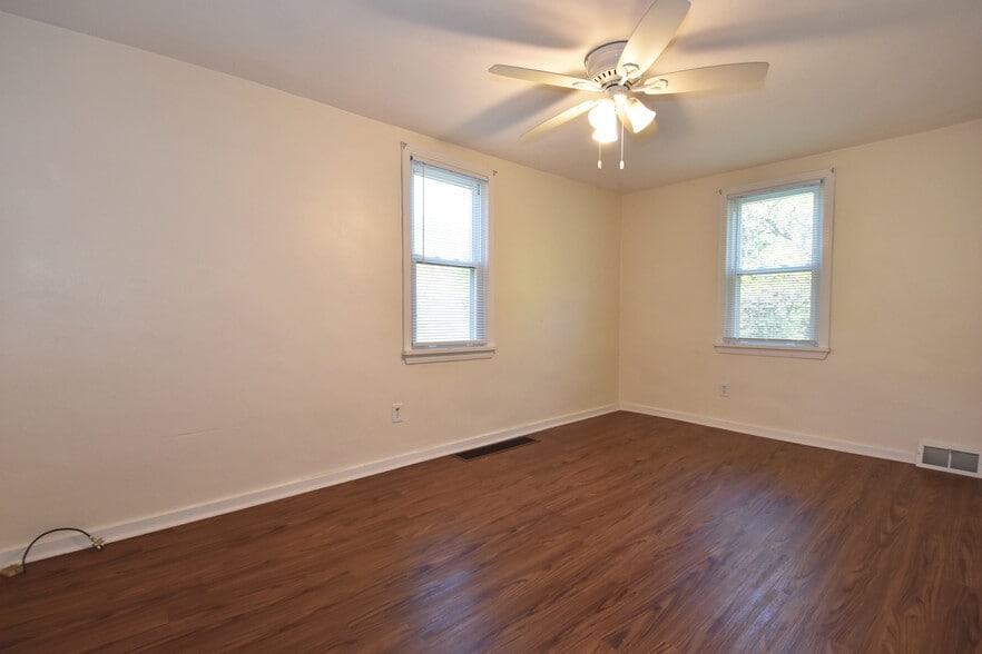 Living Room - 1021 Joseph St