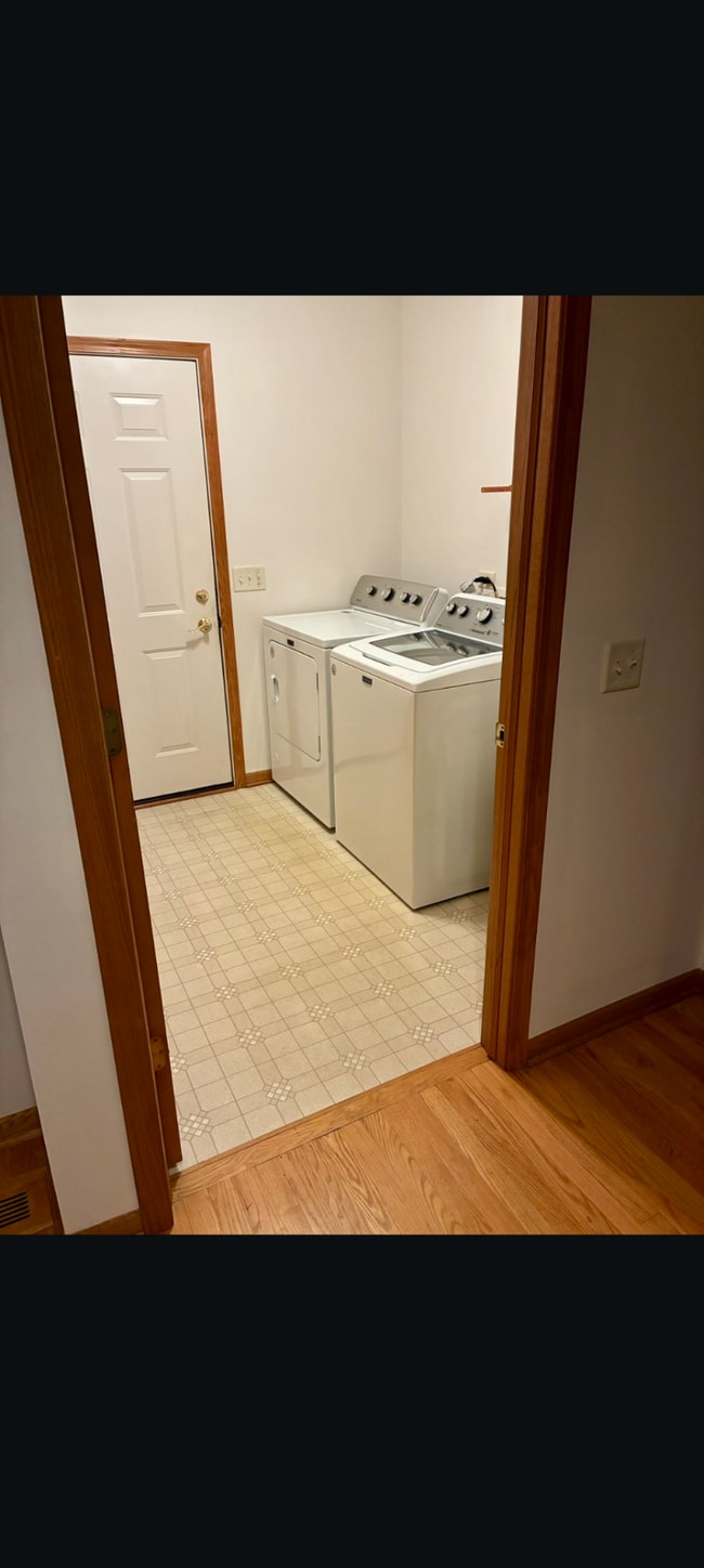 Building Photo - 230 Red Hawk Dr