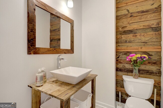 Building Photo - 77 Crescent St