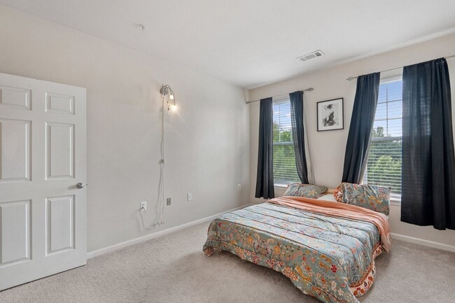 Building Photo - Stylish 3-Level Condo with Garage in Prime...