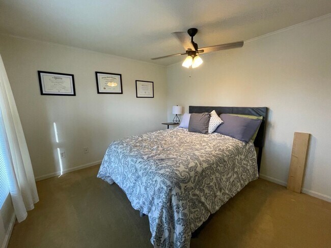 Building Photo - 727 Macphail Ct S
