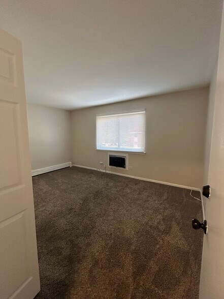 Building Photo - 555 Hill Dr