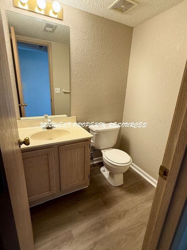 Building Photo - 2 Bedroom/2.5 Bath Townhome for Lease