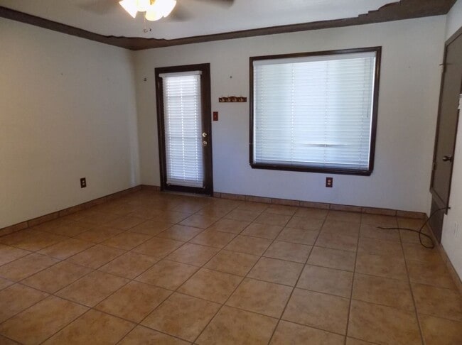 Building Photo - 506 Laura Ct