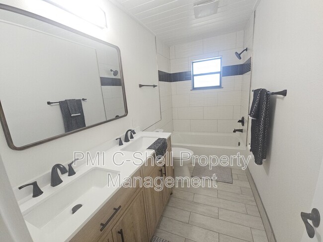 Building Photo - 913 W Hernandez St