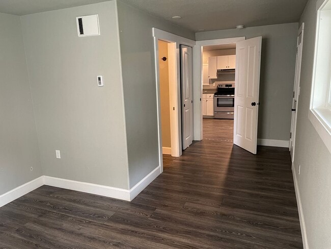 Building Photo - Recently renovated apartment in Lincoln City!