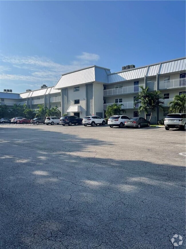 Building Photo - 2980 Riverside Dr