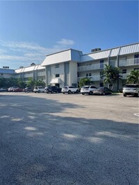 Building Photo - 2980 Riverside Dr